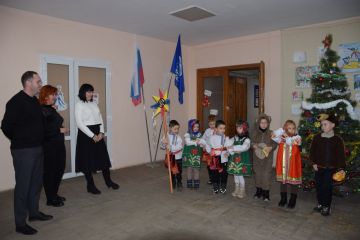 На Старый Новый год по доброй народной традиции воспитанники и сотрудники детсада «Радуга» пришли посевать в администрацию Токмакского муниципального округа