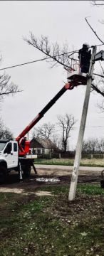 Замена повреждённой опоры. Специалисты «Запорожьеэнерго» филиал АО «Юго-Западная ЭСК» провели оперативную замену повреждённой опоры на линии электропередачи в Васильевском районе