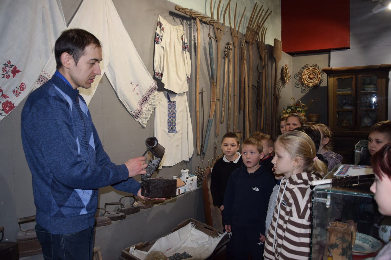 В Токмакском краеведческом музее для учащихся начальных классов школы с.Запорожье провели познавательное мероприятие по народоведению « Как на Старый Новый год» В Токмакском краеведческом музее для учащихся начальных классов школы с.Запорожье провели познавательное мероприятие по народоведению « Как на Старый Новый год»