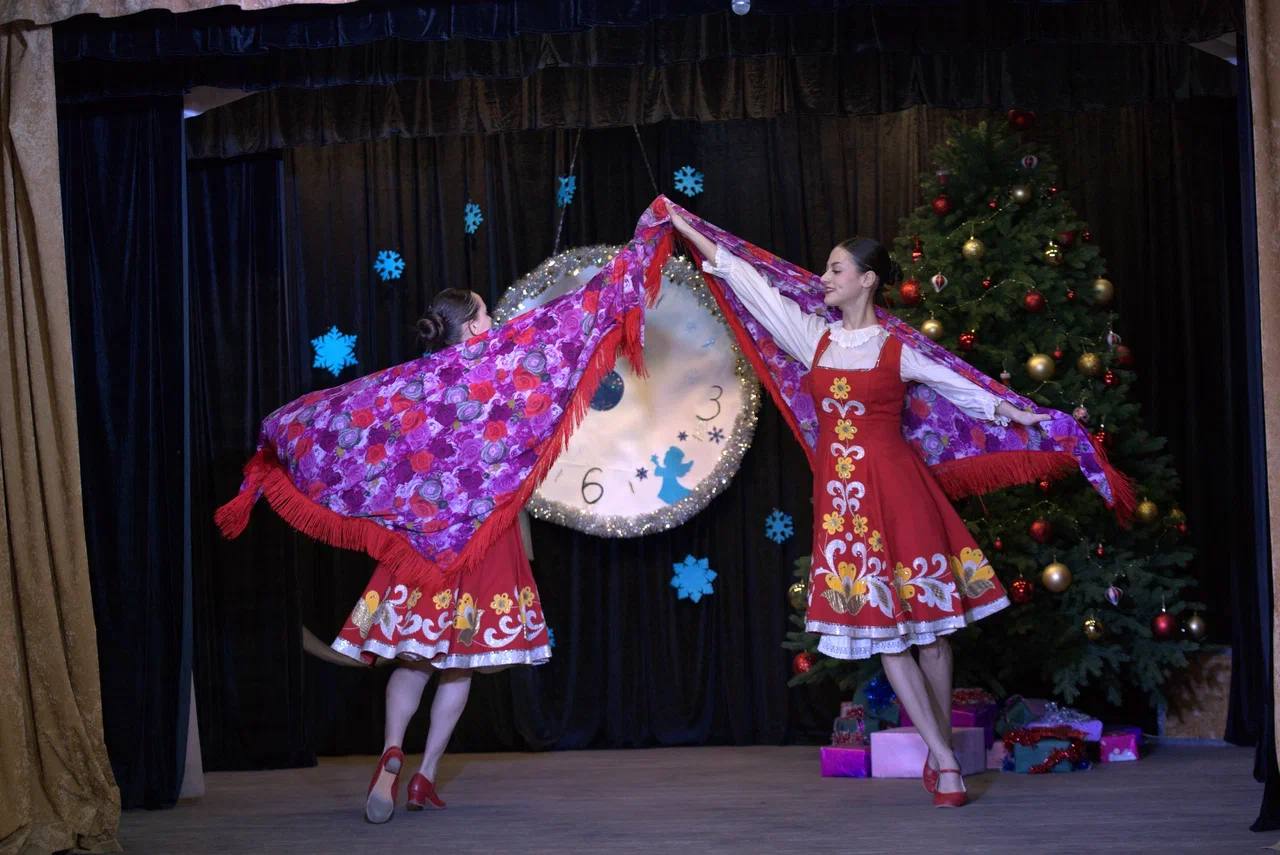 В Мелитополе прошел флешмоб «Танцы народов России» В Мелитополе прошел флешмоб «Танцы народов России»