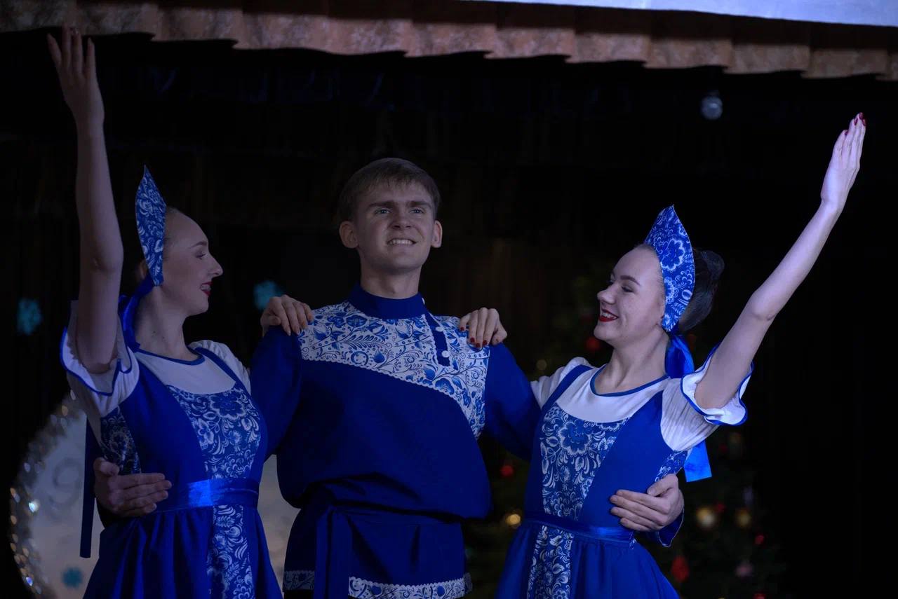 В Мелитополе прошел флешмоб «Танцы народов России» В Мелитополе прошел флешмоб «Танцы народов России»