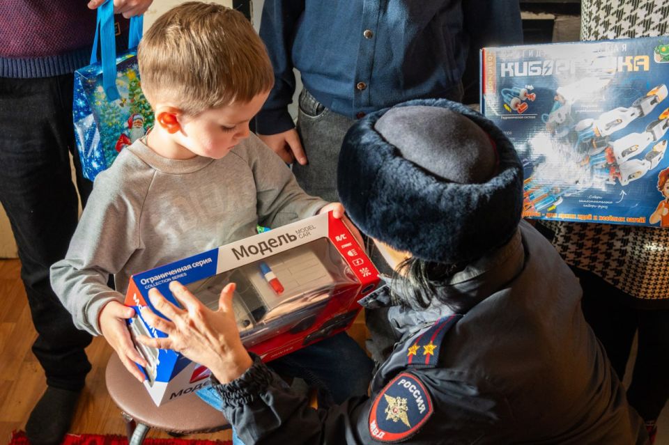 Заместитель начальника Главного управления МВД России по Запорожской области принял участие в акции «Ёлка желаний» Заместитель начальника Главного управления МВД России по Запорожской области принял участие в акции «Ёлка желаний»