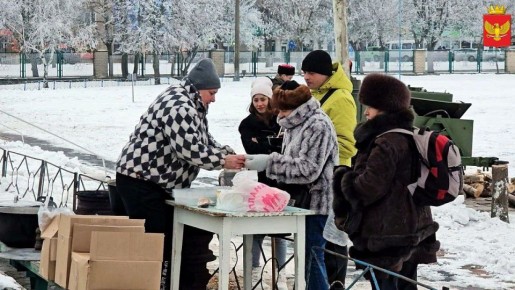 На стадионе "Олимпиец" в Приморске второй день угощают вкусными горячими обедами повара полевой кухни, развернутой там по инициативе председателя Приморского окружного Совета депутатов Никиты Комелова