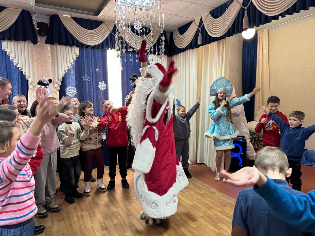 Ангелина Ярчук: При поддержке предпринимателей Елены Лагуткиной и Ярослава Зильберглита в Тереньевской школе-интернате получился настоящий зимний праздник — тёплый, добрый и по-настоящему волшебный Ангелина Ярчук: При поддержке предпринимателей Елены Лагуткиной и Ярослава Зильберглита в Тереньевской школе-интернате получился настоящий зимний праздник — тёплый, добрый и по-настоящему волшебный