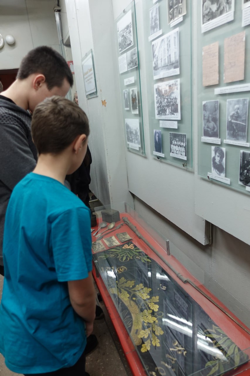 В Токмакском краеведческом музее проходят тематические экскурсии для школьников В Токмакском краеведческом музее проходят тематические экскурсии для школьников