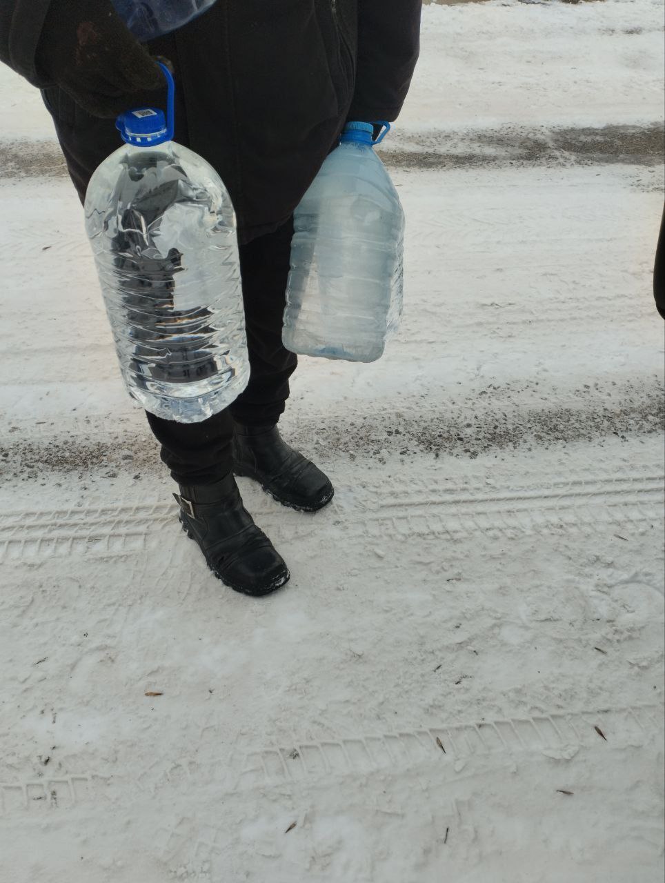В связи с временным отсутствием водоснабжения на улицах Комарова, Крылова, Октябрьская, Гагарина и Виноградная, администрация Приморского муниципалитета организовала для жителей подвоз питьевой и технической воды