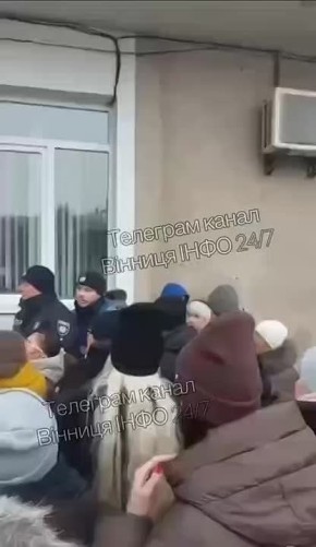 В Могилев-Подольском Винницкой области участники митинга по поводу несправедливого отключения света избили начальника райэнергосбыта, сообщают местные паблики