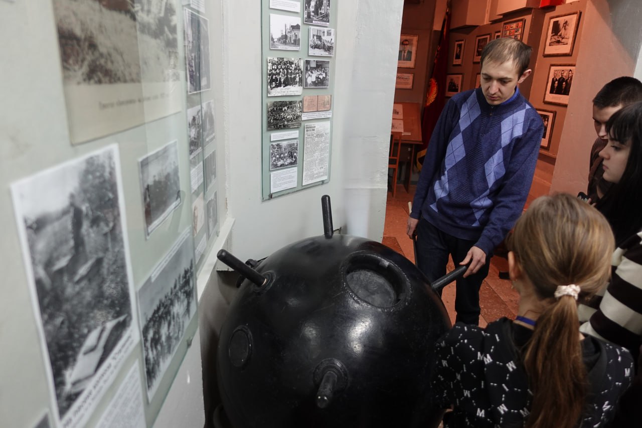 В Токмакском краеведческом музее проходят тематические экскурсии для школьников В Токмакском краеведческом музее проходят тематические экскурсии для школьников