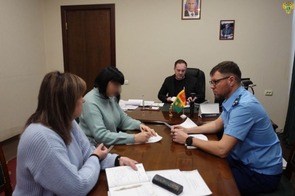 Прокурор Токмакского района Сергей Разумовский совместно с главой муниципального округа Александром Калмыковым провел личный прием граждан Прокурор Токмакского района Сергей Разумовский совместно с главой муниципального округа Александром Калмыковым провел личный прием граждан