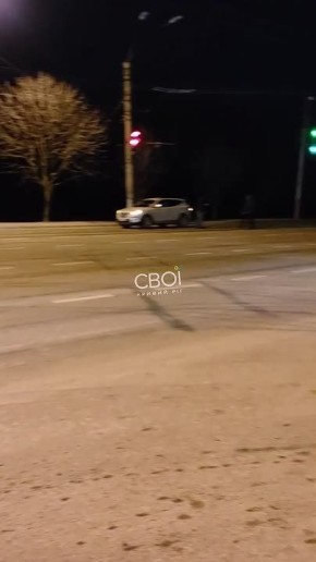 В Кривом Роге жители устроили протест и перекрыли дорогу из-за длительных отключений электроэнергии По словам горожан, за последние два дня электричество подавали только один раз — на 7 минут