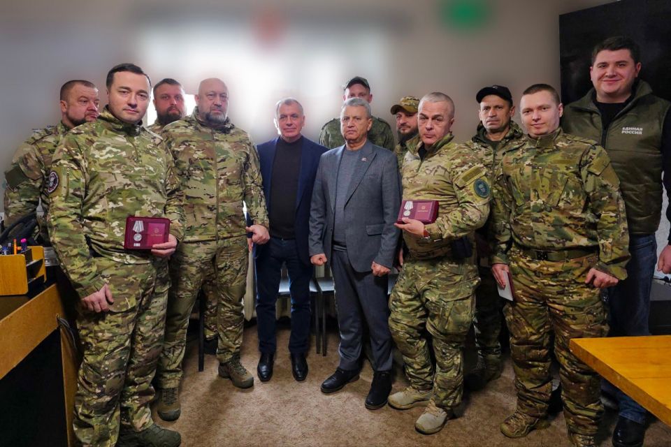 Виктор Емельяненко: Совместно с Председателем Государственного Совета Республики Крым Владимиром Константиновым встретился с военнослужащими добровольческого батальона «БАРС-32» имени Павла Судоплатова