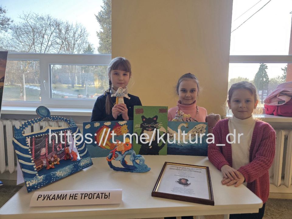 В холле ДК "Горняк" открыта выставка работ кружка прикладного и декоративного творчества "Лисёнки" под названием "Тропинками по сказкам А.С. Пушкина"! В холле ДК "Горняк" открыта выставка работ кружка прикладного и декоративного творчества "Лисёнки" под названием "Тропинками по сказкам А.С. Пушкина"!