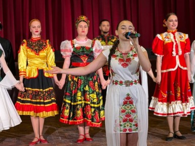 Ангелина Ярчук: По приглашению Екатерины Ивановны Степанюк, и.о. ректора Азовского государственного педагогического университета им. П.Д. Осипенко, приняла участие в Сретенском балу