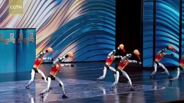 Китай превратил новогодний концерт в шоу боевых роботов