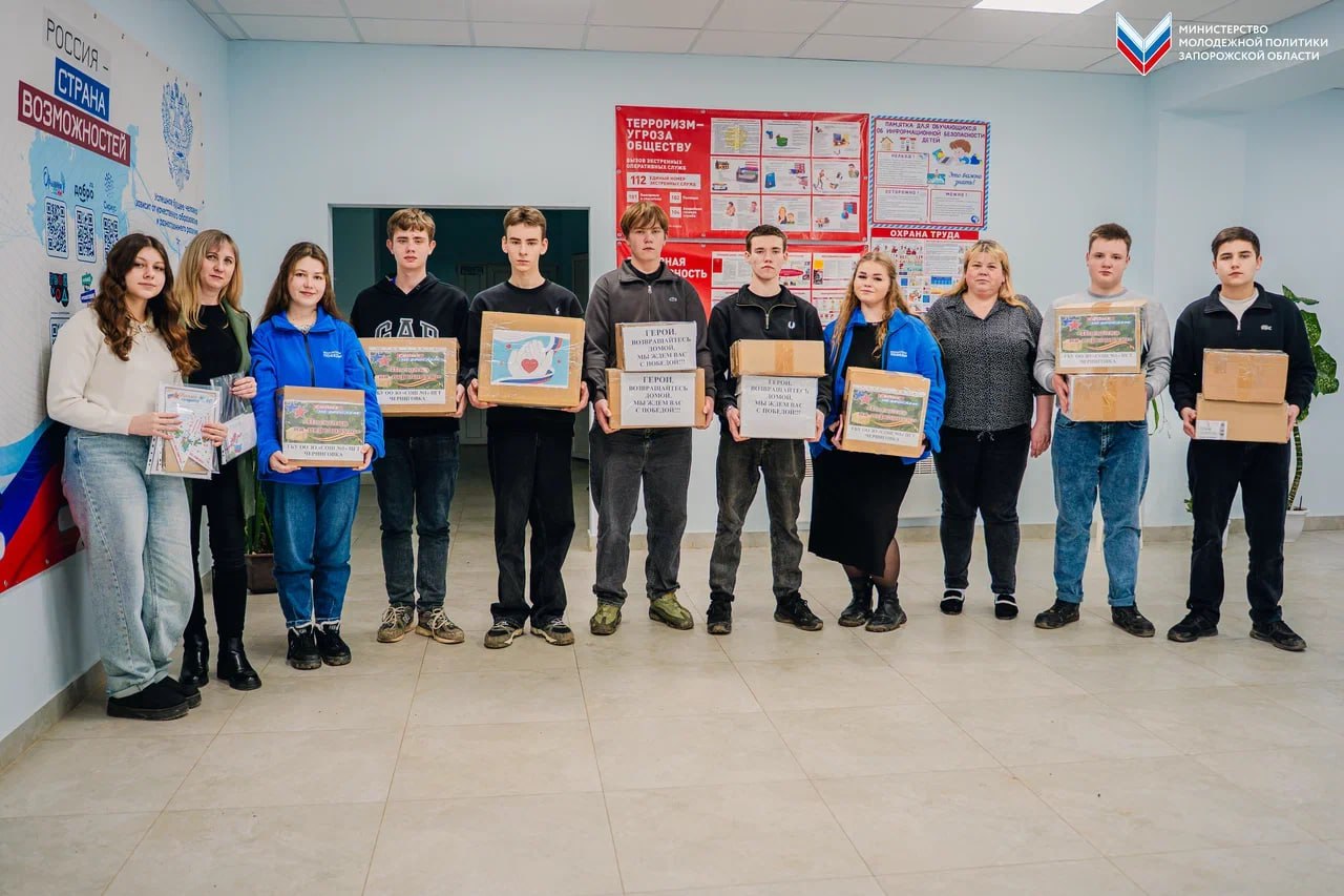 Активисты забрали посылки для военнослужащих в Черниговской школе №1