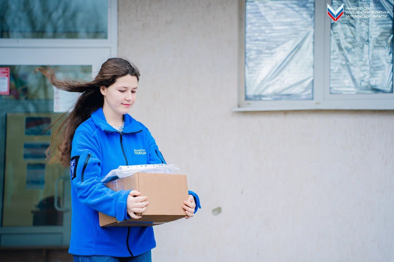 Активисты забрали посылки для военнослужащих в Черниговской школе №1 Активисты забрали посылки для военнослужащих в Черниговской школе №1