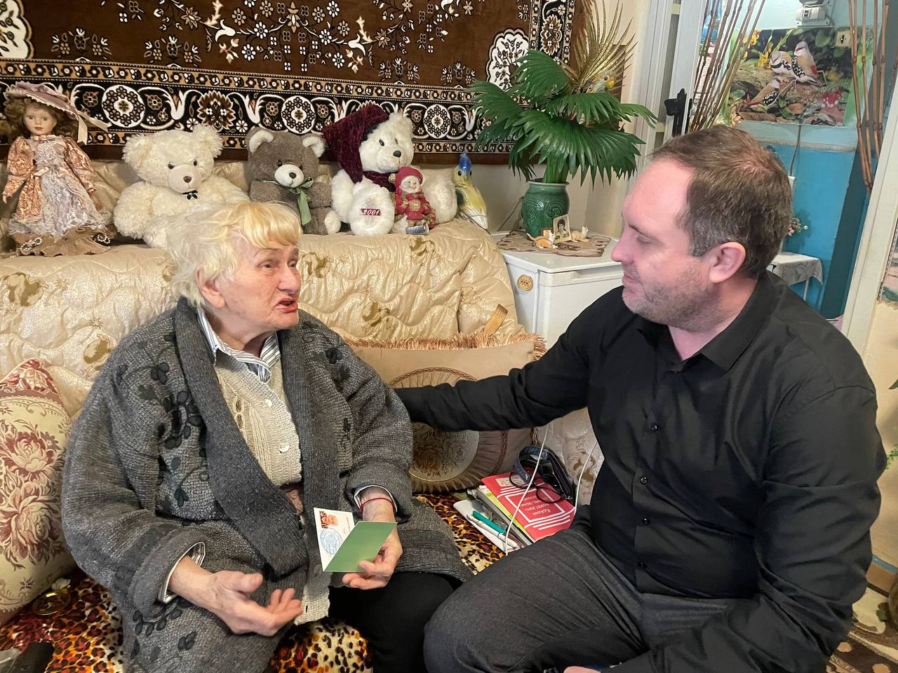 Глава Токмакского муниципального округа, секретарь местного отделения партии «Единая Россия» Александр Калмыков и директор Токмакского управления социальной защиты Игорь Мащенко вручили знак «Жителю блокадного Ленинграда»... Глава Токмакского муниципального округа, секретарь местного отделения партии «Единая Россия» Александр Калмыков и директор Токмакского управления социальной защиты Игорь Мащенко вручили знак «Жителю блокадного Ленинграда»...