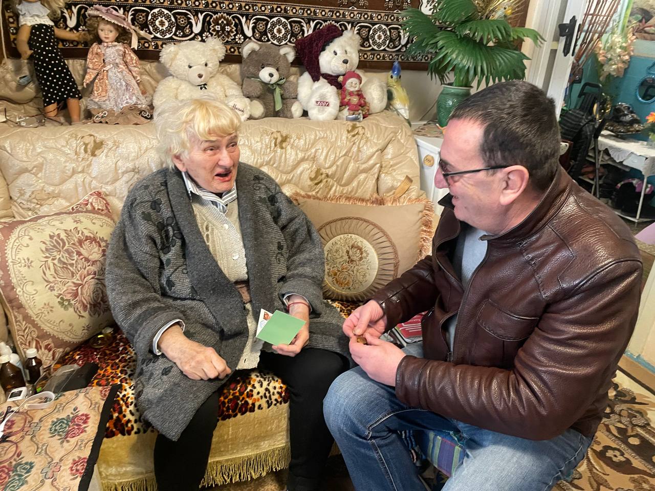 Глава Токмакского муниципального округа, секретарь местного отделения партии «Единая Россия» Александр Калмыков и директор Токмакского управления социальной защиты Игорь Мащенко вручили знак «Жителю блокадного Ленинграда»... Глава Токмакского муниципального округа, секретарь местного отделения партии «Единая Россия» Александр Калмыков и директор Токмакского управления социальной защиты Игорь Мащенко вручили знак «Жителю блокадного Ленинграда»...