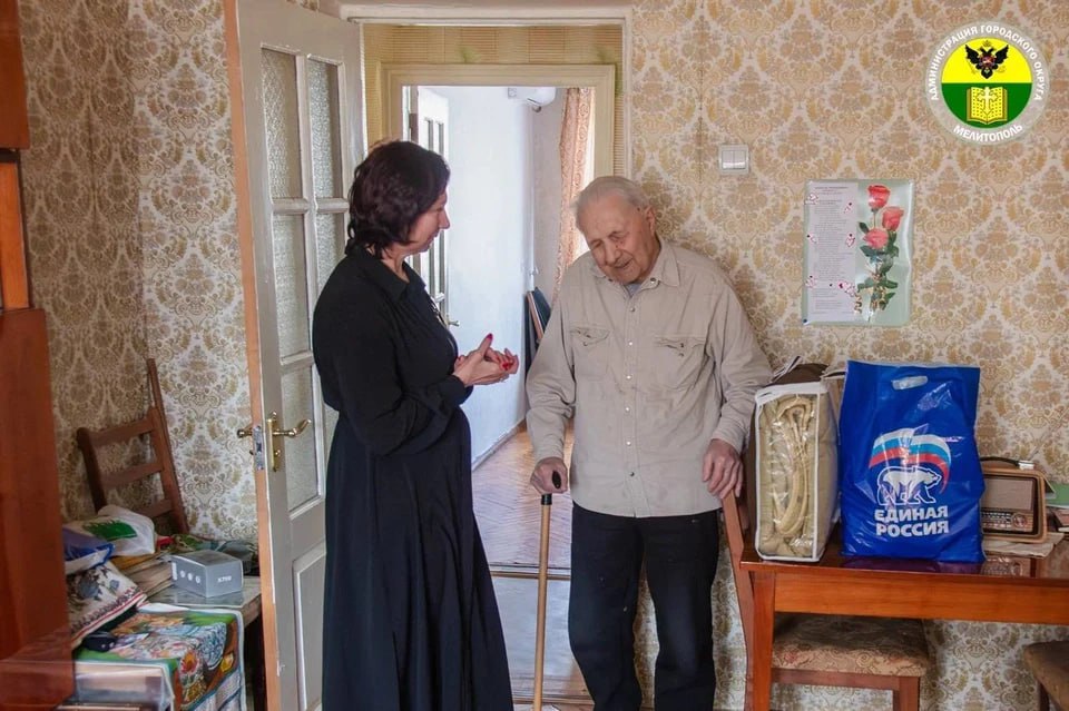 В Мелитополе поздравили ветерана с Днем защитника Отечества