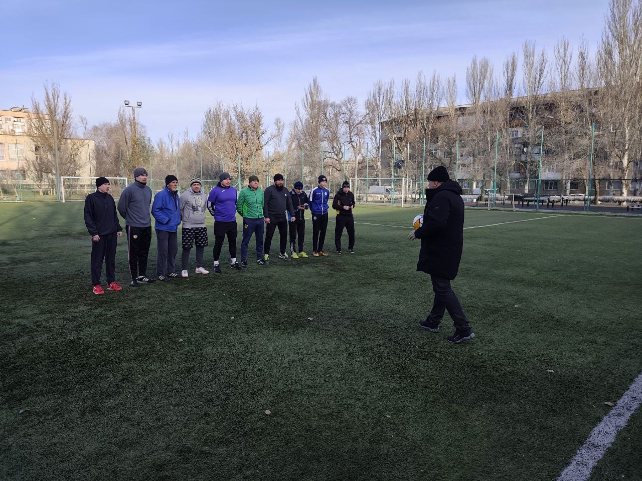 Товарищеский матч с ветеранами спорта прошел в Токмаке