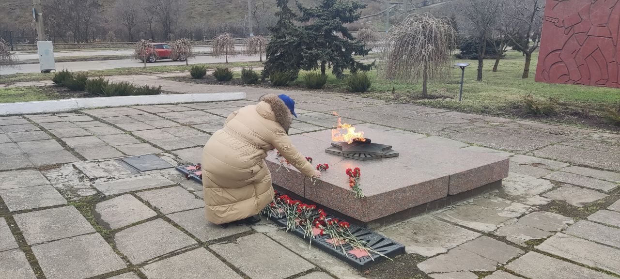В этот знаменательный день, 23 февраля, актив Бердянского городского отделения ЛДПР собрался у Вечного огня, чтобы возложить цветы и почтить память всех, кто защищал и продолжает защищать нашу великую Родину В этот знаменательный день, 23 февраля, актив Бердянского городского отделения ЛДПР собрался у Вечного огня, чтобы возложить цветы и почтить память всех, кто защищал и продолжает защищать нашу великую Родину