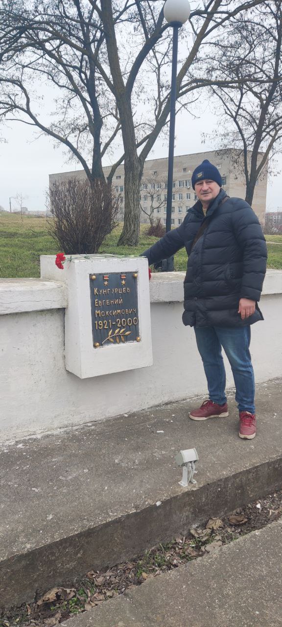 В этот знаменательный день, 23 февраля, актив Бердянского городского отделения ЛДПР собрался у Вечного огня, чтобы возложить цветы и почтить память всех, кто защищал и продолжает защищать нашу великую Родину В этот знаменательный день, 23 февраля, актив Бердянского городского отделения ЛДПР собрался у Вечного огня, чтобы возложить цветы и почтить память всех, кто защищал и продолжает защищать нашу великую Родину