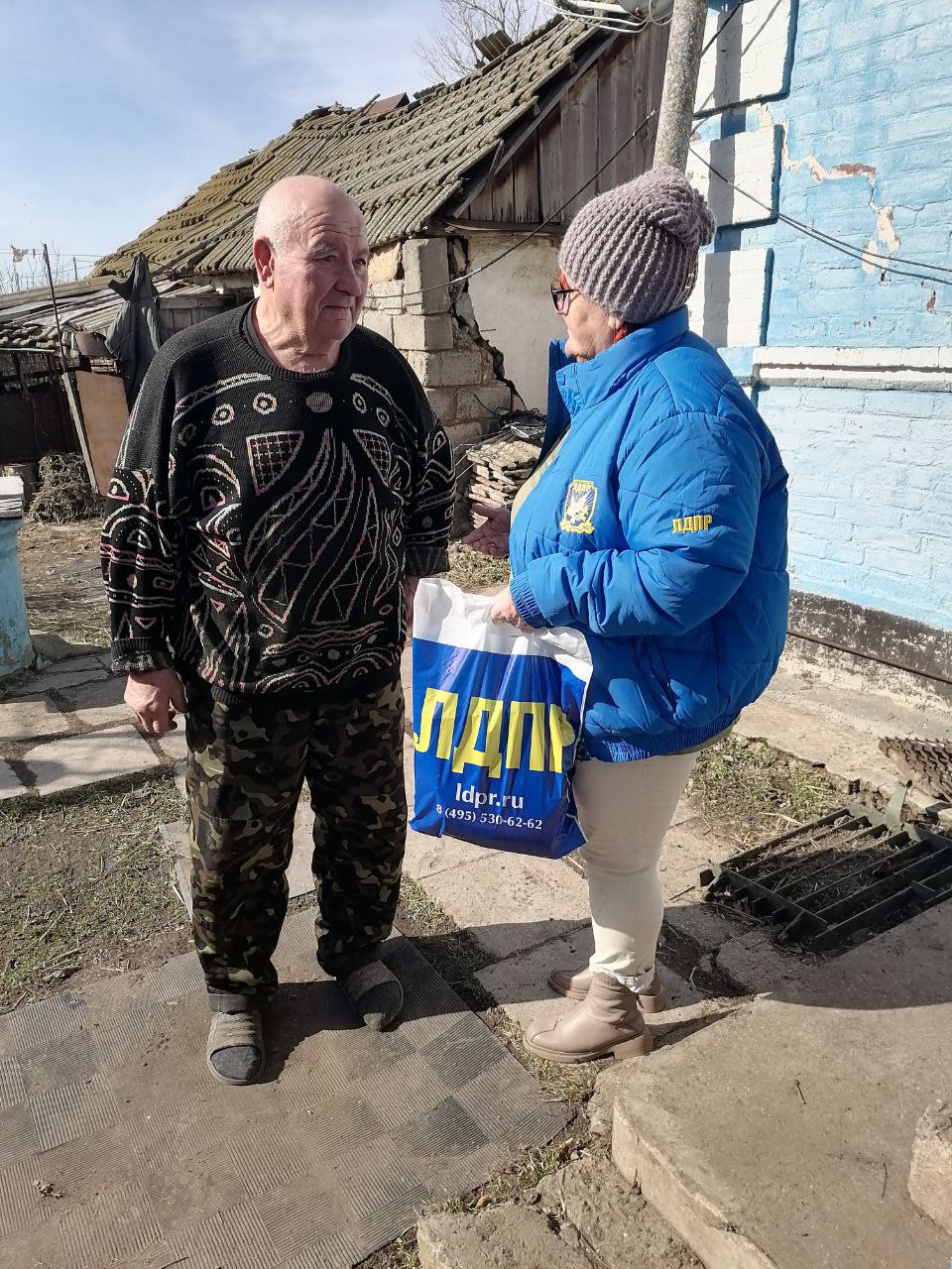 Активисты бердянского МО партии ЛДПР — Нина Цыганок и Виктория Мирошниченко — поздравили ветеранов сёл Новопетровка и Старопетровка, которые сполна исполнили свой воинский долг, проходя службу в Вооружённых силах на благо... Активисты бердянского МО партии ЛДПР — Нина Цыганок и Виктория Мирошниченко — поздравили ветеранов сёл Новопетровка и Старопетровка, которые сполна исполнили свой воинский долг, проходя службу в Вооружённых силах на благо...