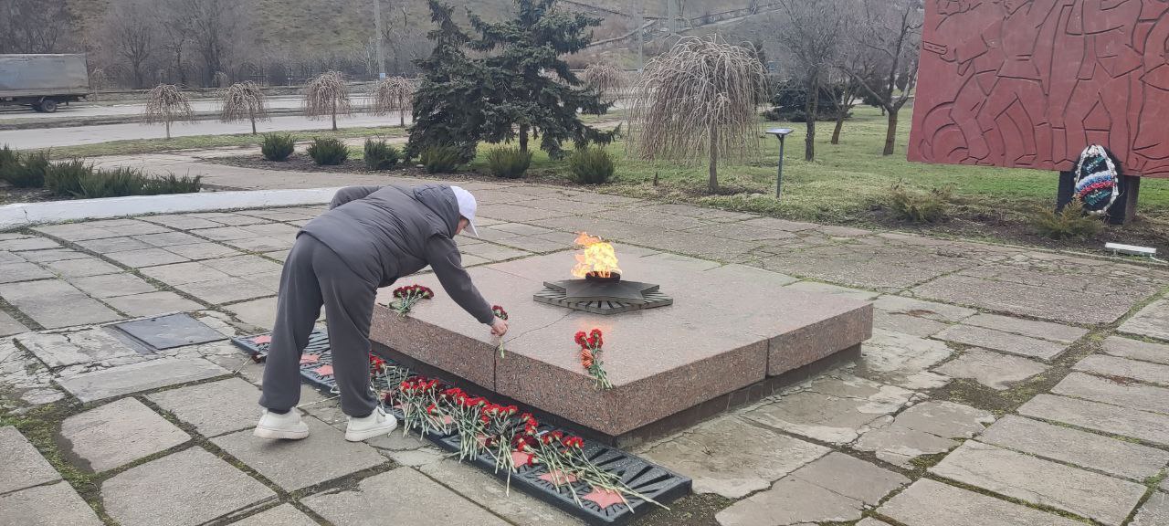 В этот знаменательный день, 23 февраля, актив Бердянского городского отделения ЛДПР собрался у Вечного огня, чтобы возложить цветы и почтить память всех, кто защищал и продолжает защищать нашу великую Родину В этот знаменательный день, 23 февраля, актив Бердянского городского отделения ЛДПР собрался у Вечного огня, чтобы возложить цветы и почтить память всех, кто защищал и продолжает защищать нашу великую Родину