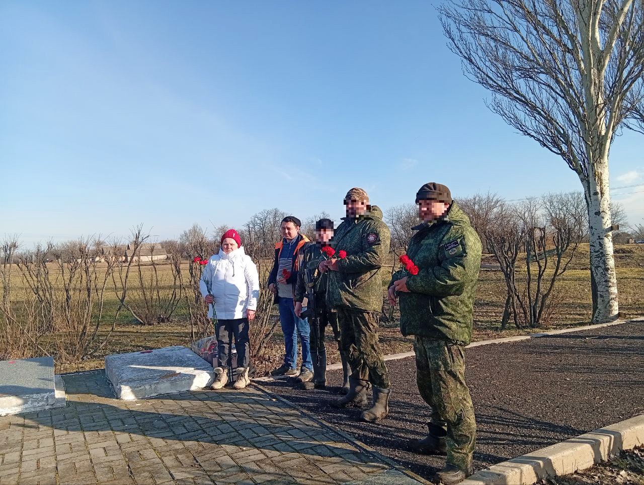 23 февраля, в честь Дня защитника Отечества, в селе Волковка Нововладимировка состоялось возложение цветов к мемориалу Великой Отечественной войны