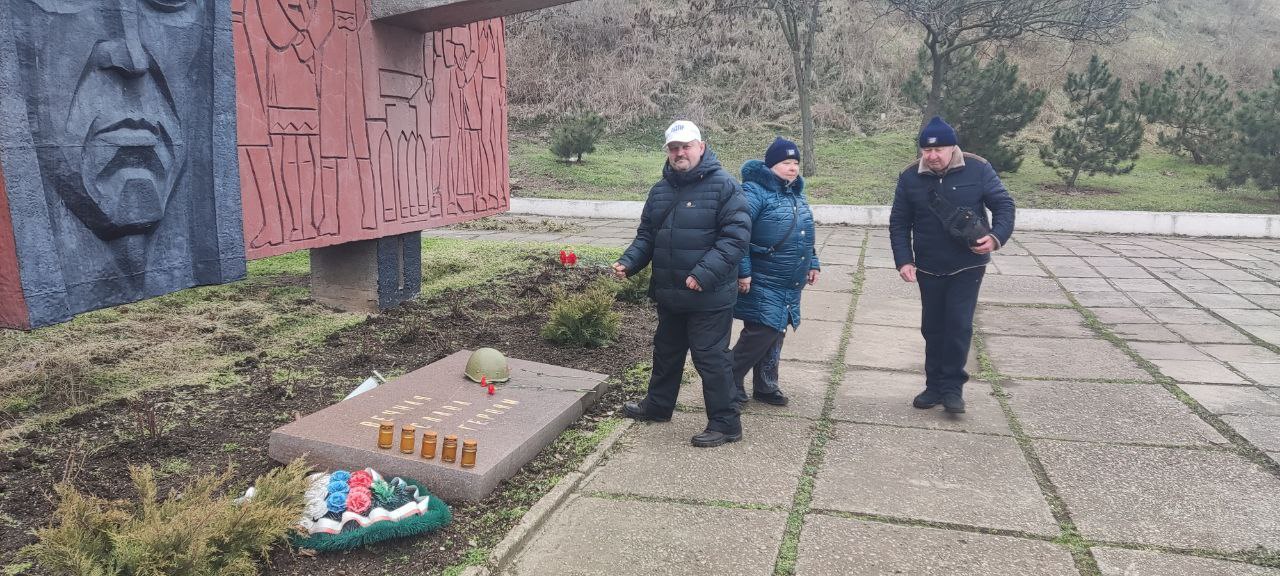 В этот знаменательный день, 23 февраля, актив Бердянского городского отделения ЛДПР собрался у Вечного огня, чтобы возложить цветы и почтить память всех, кто защищал и продолжает защищать нашу великую Родину В этот знаменательный день, 23 февраля, актив Бердянского городского отделения ЛДПР собрался у Вечного огня, чтобы возложить цветы и почтить память всех, кто защищал и продолжает защищать нашу великую Родину