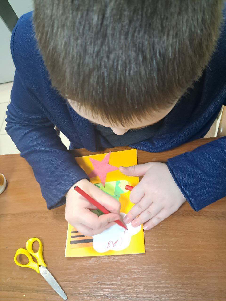 Открытки к 23 февраля. В Кирилловском Доме культуры, в кружке художественного творчества «Умелые ручки», прошло занятие под названием «Открытка для папы с 23 февраля» Открытки к 23 февраля. В Кирилловском Доме культуры, в кружке художественного творчества «Умелые ручки», прошло занятие под названием «Открытка для папы с 23 февраля»