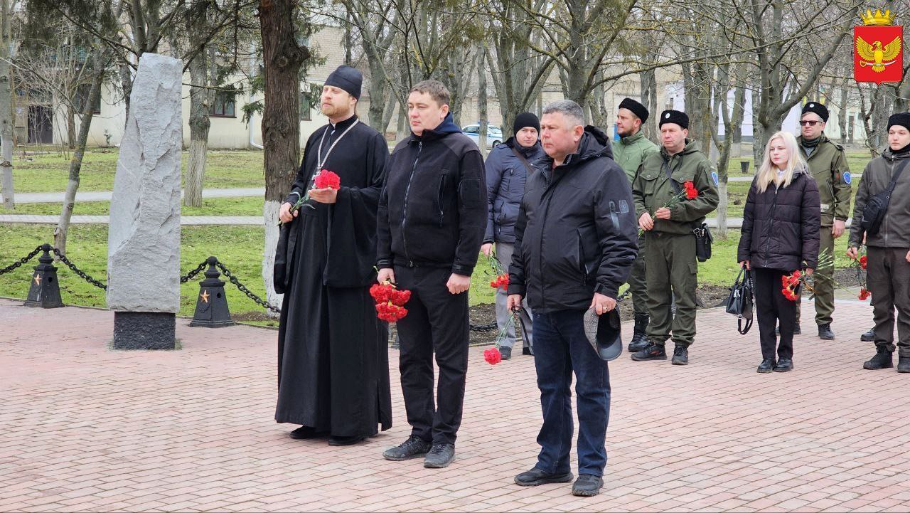 23 февраля, в День защитника Отечества, на мемориальном комплексе воинам-землякам в Центральном сквере Приморска состоялось торжественное возложение цветов к подножию Неизвестного солдата