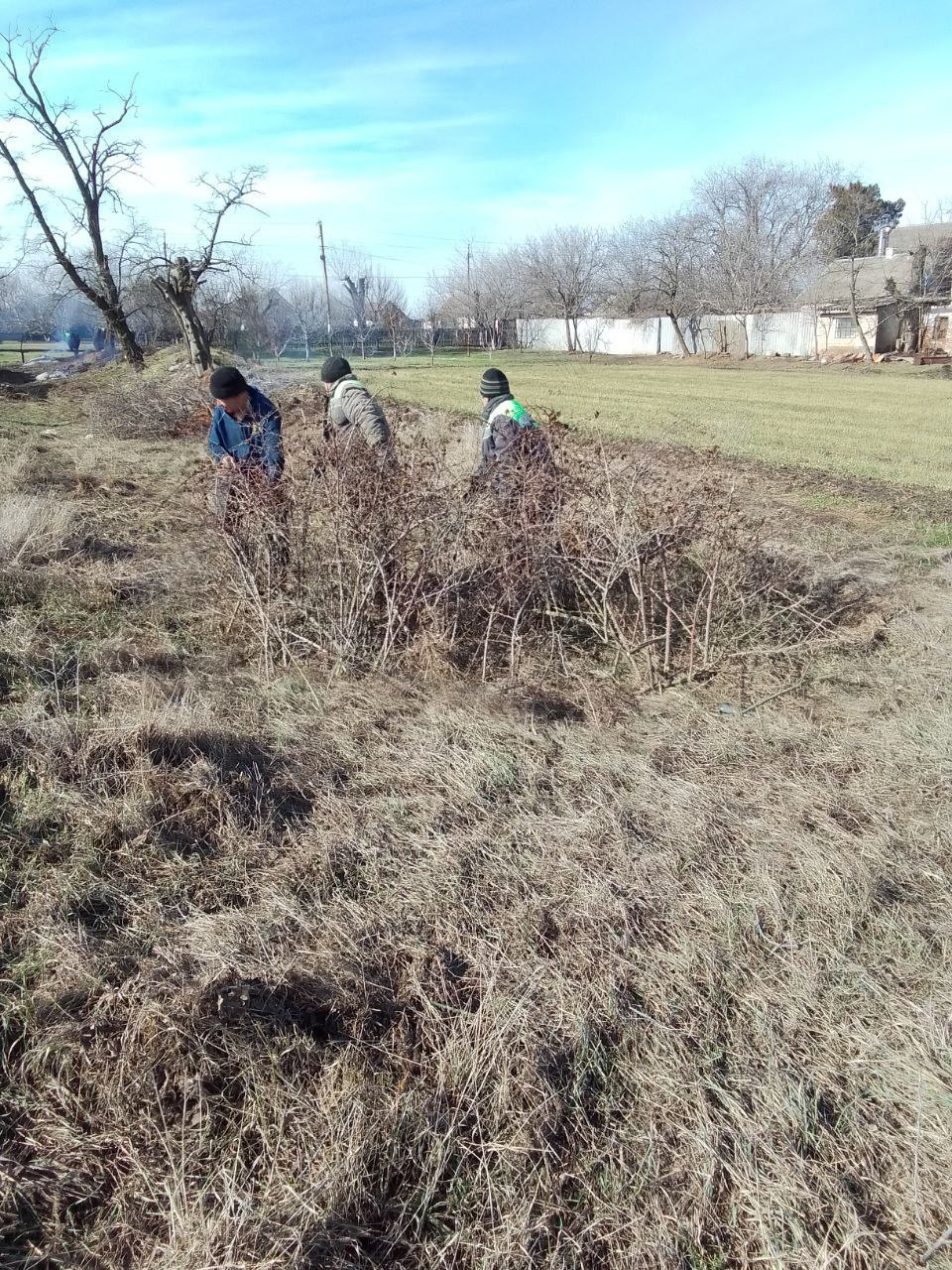 Сотрудники МБУ «Жилсервис» провели работы по очистке сливных сооружений в селе Новгородковка Сотрудники МБУ «Жилсервис» провели работы по очистке сливных сооружений в селе Новгородковка