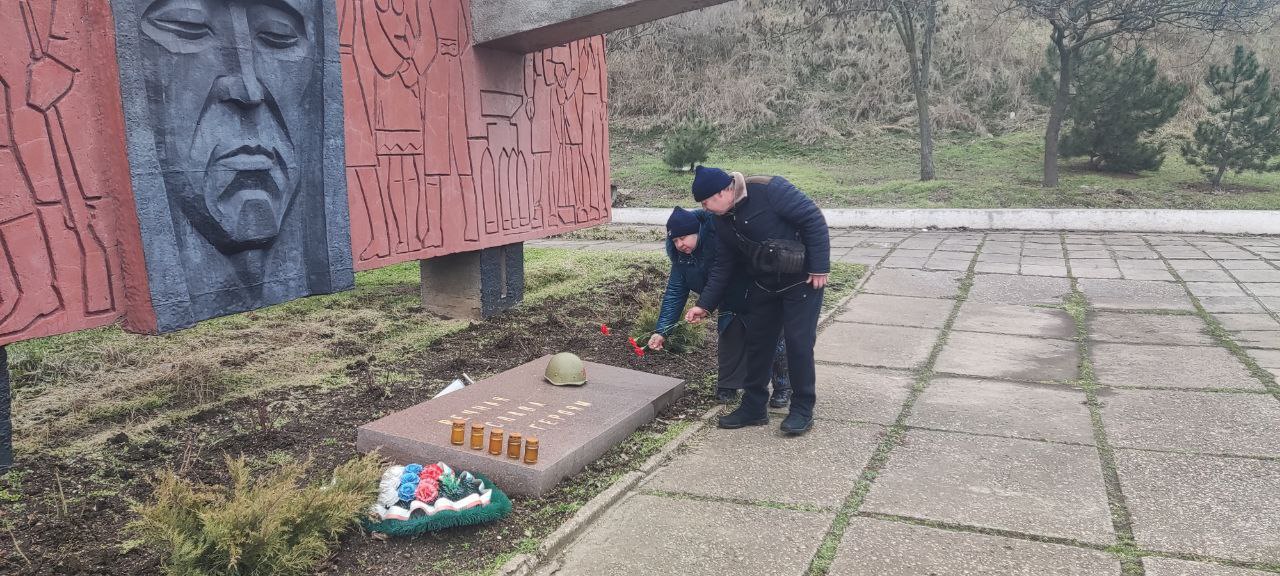 В этот знаменательный день, 23 февраля, актив Бердянского городского отделения ЛДПР собрался у Вечного огня, чтобы возложить цветы и почтить память всех, кто защищал и продолжает защищать нашу великую Родину В этот знаменательный день, 23 февраля, актив Бердянского городского отделения ЛДПР собрался у Вечного огня, чтобы возложить цветы и почтить память всех, кто защищал и продолжает защищать нашу великую Родину