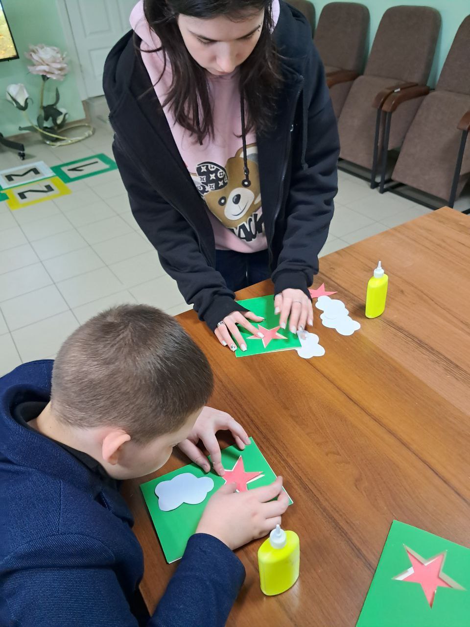 Открытки к 23 февраля. В Кирилловском Доме культуры, в кружке художественного творчества «Умелые ручки», прошло занятие под названием «Открытка для папы с 23 февраля» Открытки к 23 февраля. В Кирилловском Доме культуры, в кружке художественного творчества «Умелые ручки», прошло занятие под названием «Открытка для папы с 23 февраля»