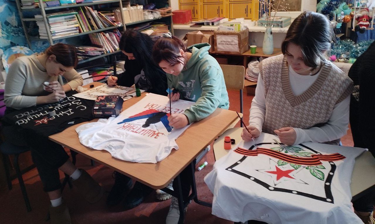 Подарок для героя: в Новогоровском сельском Доме культуры прошел мастер-класс «Славным нашим воинам»