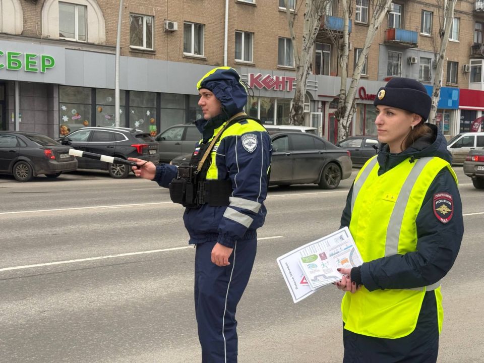 Сотрудники Госавтоинспекции провели акцию «Письмо водителю», посвящённую Дню защитника Отечества