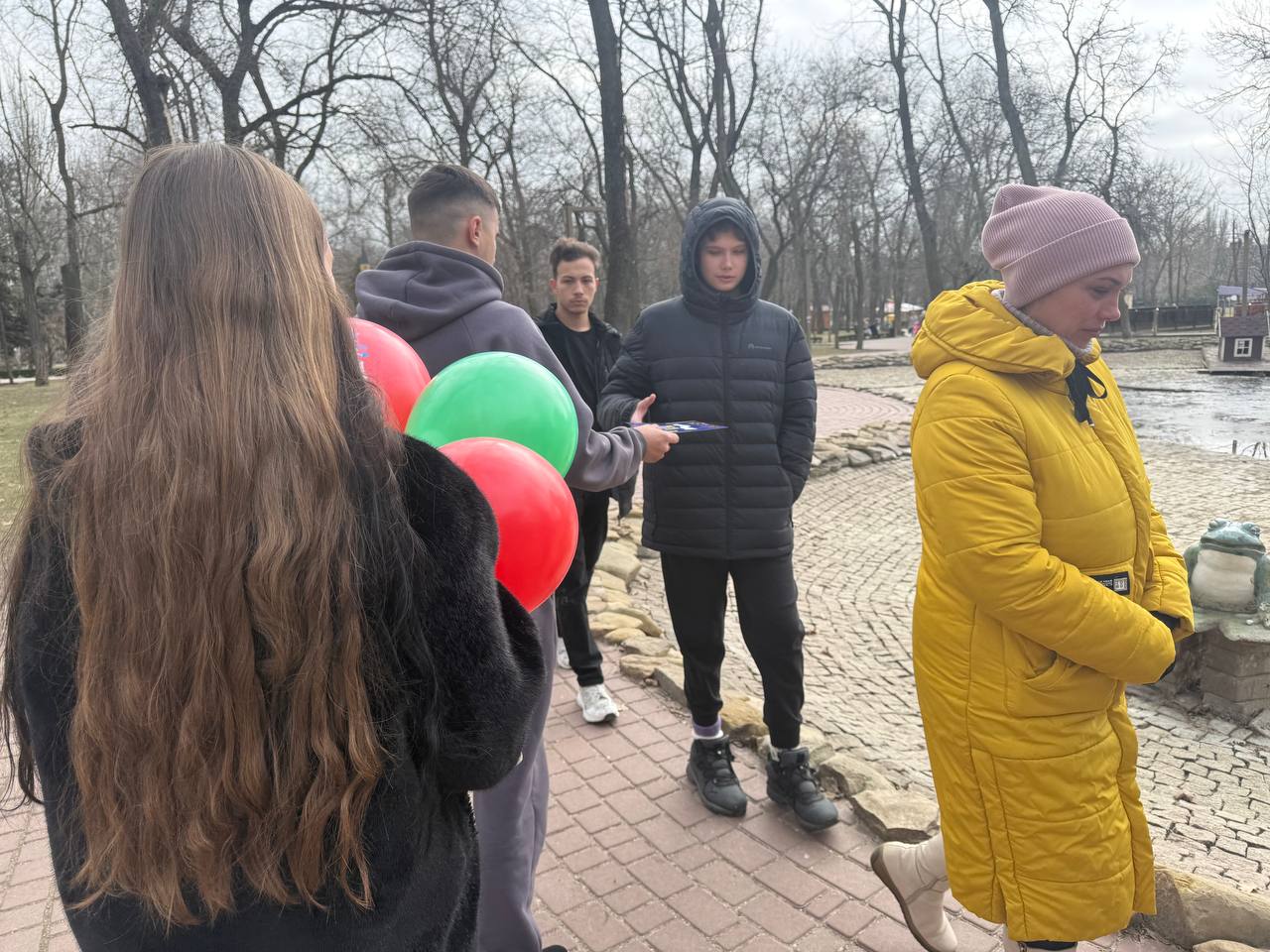 Молодёжь ЛДПР подарила праздничное настроение жителям Мелитополя в День защитника Отечества Молодёжь ЛДПР подарила праздничное настроение жителям Мелитополя в День защитника Отечества