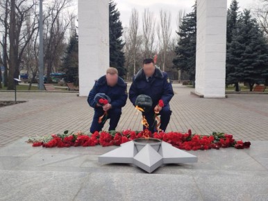 Сотрудники ИК-1 УФСИН России по Запорожской области почтили память героев у Вечного огня