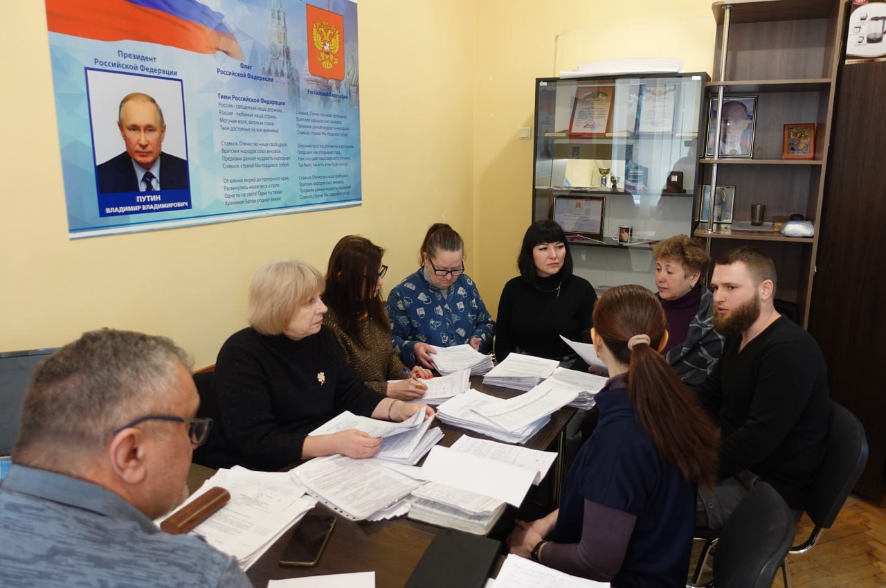 Под председательством первого заместителя Главы Токмакского муниципального округа Дмитрия Беспалова состоялось заседание комиссии по предоставлению безвозмездной гуманитарной помощи гражданам