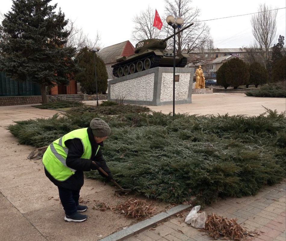 Накануне Дня защитника Отечества специалисты МУП УК «Контакт» провели работы по уборке памятников военной истории