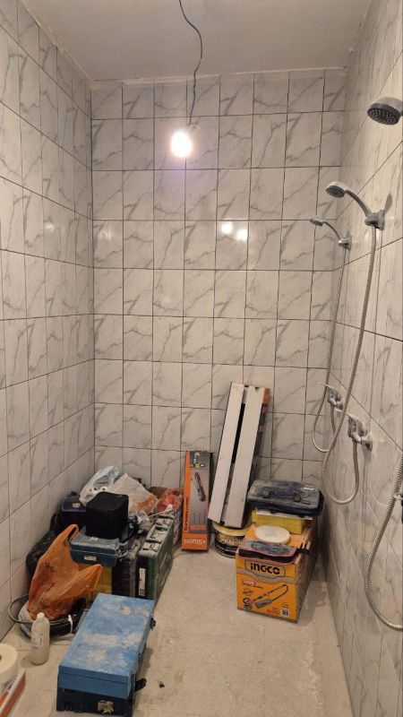 Пензенская бригада заканчивает ремонт душевой в спортивной школе Токмака