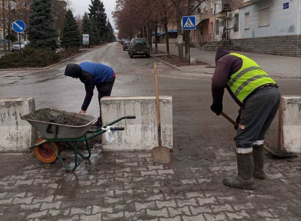 Накануне Дня защитника Отечества специалисты МУП УК «Контакт» провели работы по уборке памятников военной истории Накануне Дня защитника Отечества специалисты МУП УК «Контакт» провели работы по уборке памятников военной истории