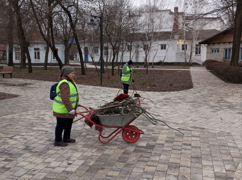 Накануне Дня защитника Отечества специалисты МУП УК «Контакт» провели работы по уборке памятников военной истории Накануне Дня защитника Отечества специалисты МУП УК «Контакт» провели работы по уборке памятников военной истории