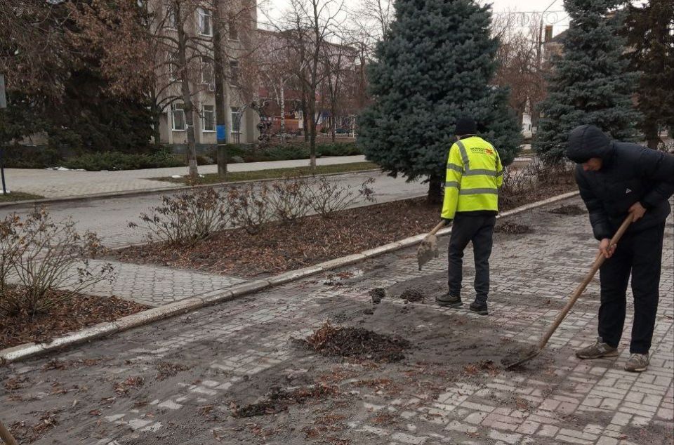 Накануне Дня защитника Отечества специалисты МУП УК «Контакт» провели работы по уборке памятников военной истории Накануне Дня защитника Отечества специалисты МУП УК «Контакт» провели работы по уборке памятников военной истории