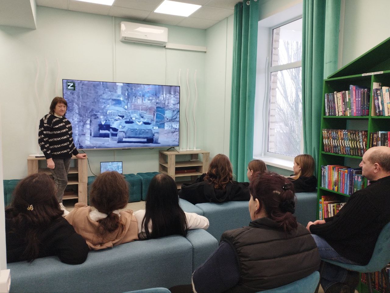 Новоданиловский СДК совместно с библиотекой провели тематическую беседу с просмотром видео - ролика " Начало СВО" для детей и коллектива СДК Новоданиловский СДК совместно с библиотекой провели тематическую беседу с просмотром видео - ролика " Начало СВО" для детей и коллектива СДК