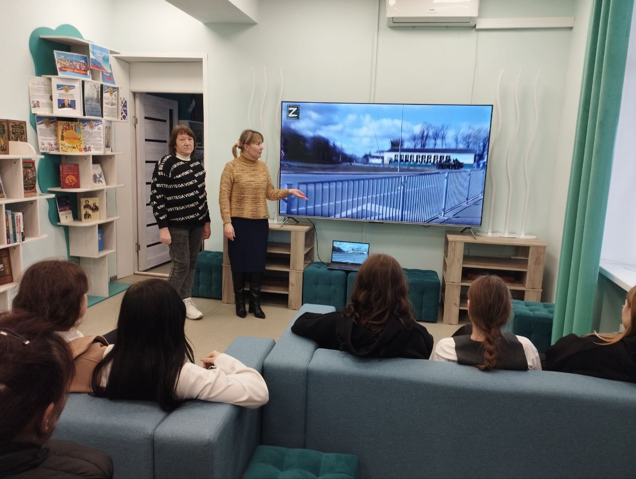 Новоданиловский СДК совместно с библиотекой провели тематическую беседу с просмотром видео - ролика " Начало СВО" для детей и коллектива СДК Новоданиловский СДК совместно с библиотекой провели тематическую беседу с просмотром видео - ролика " Начало СВО" для детей и коллектива СДК
