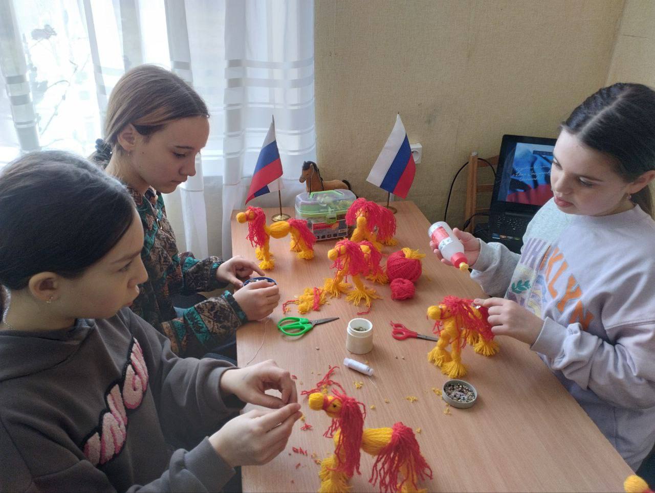 «Огненные лошадки» для любимых пап: мастер-класс в Новофилипповском Доме культуры! «Огненные лошадки» для любимых пап: мастер-класс в Новофилипповском Доме культуры!