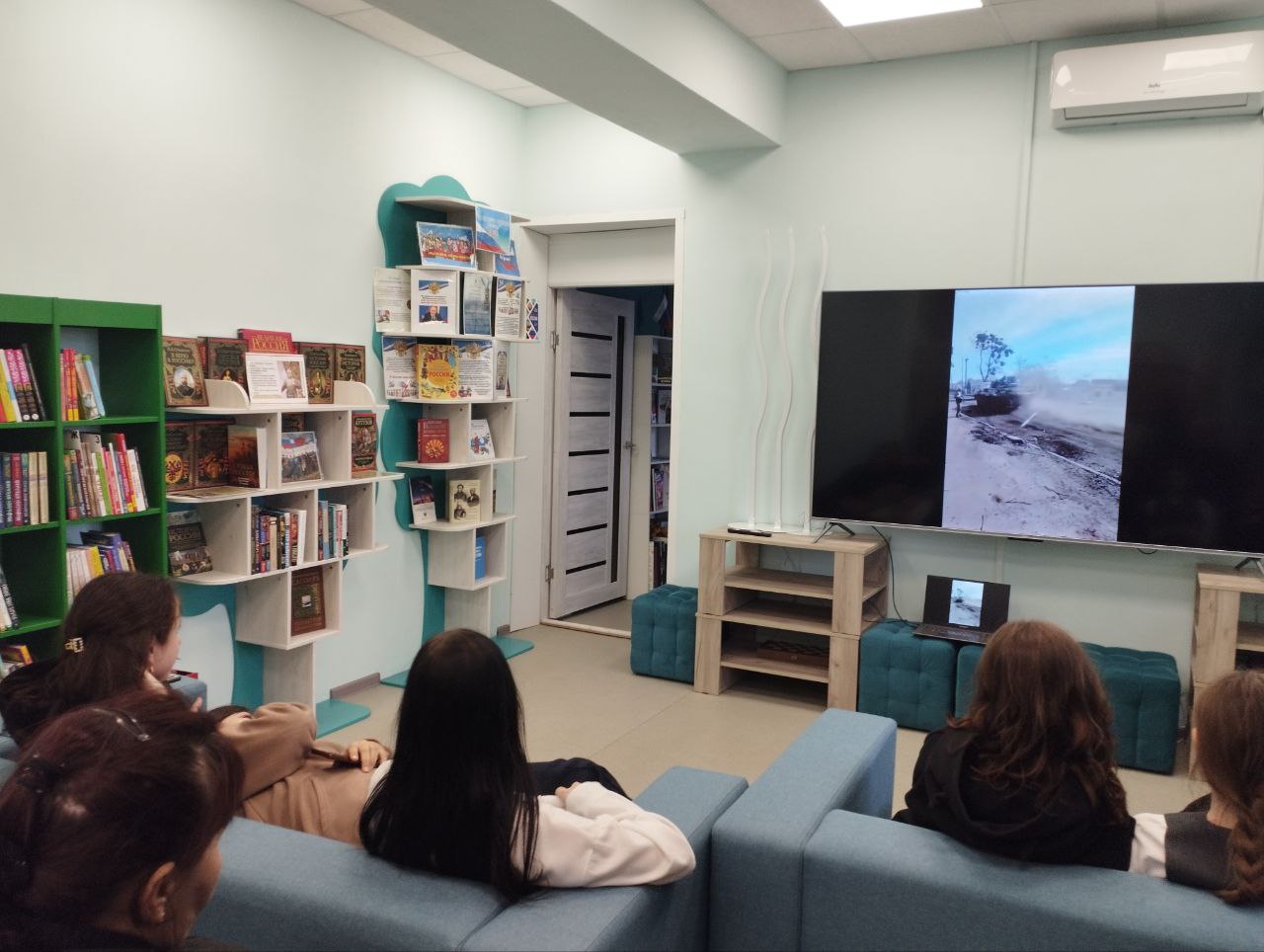 Новоданиловский СДК совместно с библиотекой провели тематическую беседу с просмотром видео - ролика " Начало СВО" для детей и коллектива СДК Новоданиловский СДК совместно с библиотекой провели тематическую беседу с просмотром видео - ролика " Начало СВО" для детей и коллектива СДК