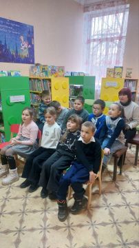 Сегодня в Акимовской модельной библиотеке (детский отдел) прошло мероприятие - литературный сундучок "Сказки братьев Гримм" для учащихся 2-го класса Акимовской СОШ №2